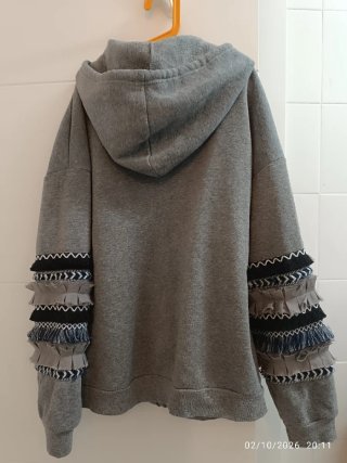 Sudadera Gris con Cremallera y Capucha