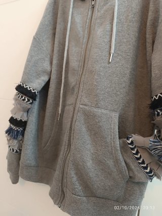 Sudadera Gris con Cremallera y Capucha