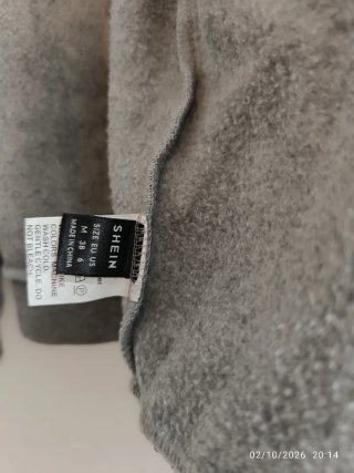 Sudadera Gris con Cremallera y Capucha