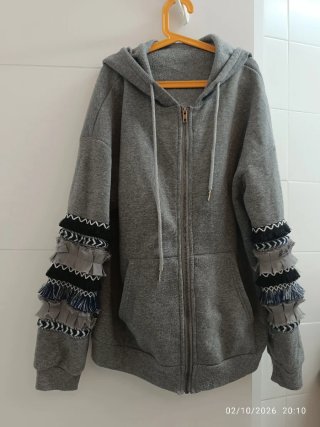 Sudadera Gris con Cremallera y Capucha