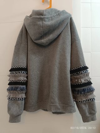 Sudadera Gris con Cremallera y Capucha
