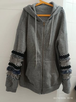Sudadera Gris con Cremallera y Capucha