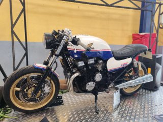 Honda Café Racer Azul, Blanca y Dorada