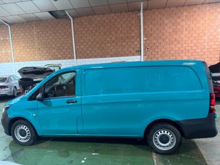 Mercedes Vito 2023 automatica, libro
