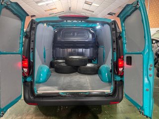 Mercedes Vito 2023 automatica, libro