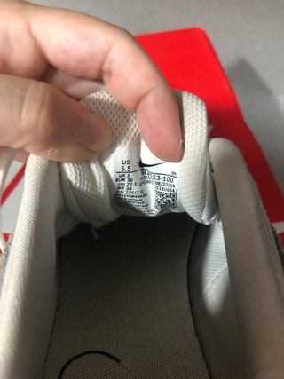 Zapatillas Nike Beige y Blancas