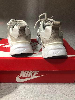 Zapatillas Nike Beige y Blancas