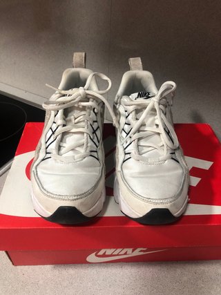 Zapatillas Nike Beige y Blancas