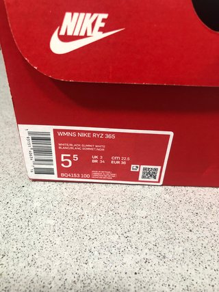 Zapatillas Nike Beige y Blancas