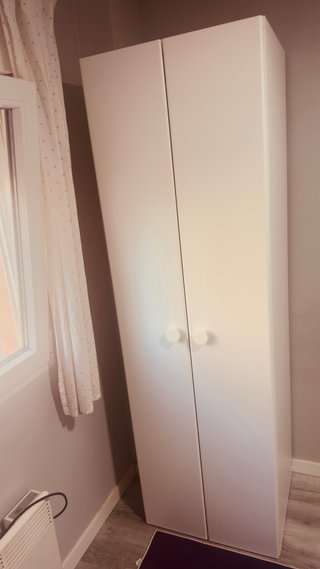 Armario blanco de madera