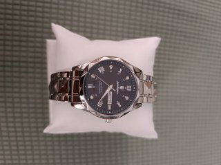 Reloj azul marino y Plateado