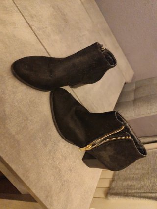 Botines negros con cremallera dorada
