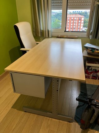 Mesa de escritorio con cajonera