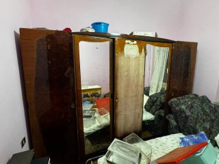Armadio in legno con specchi