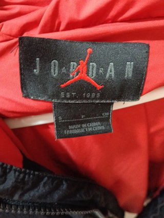 Chaqueta Jordan Negra y Roja