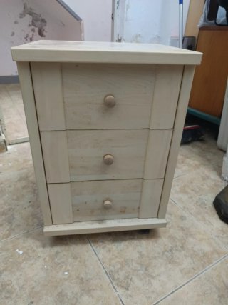 Mesa de noche de madera