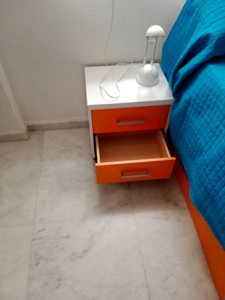 Habitación juvenil con cama y estantería