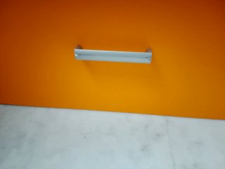 Habitación juvenil con cama y estantería