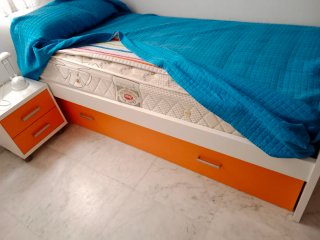 Habitación juvenil con cama y estantería