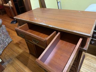 Escritorio de madera con cajones