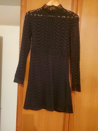 Vestido negro con encaje. Forrada la falda