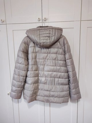 Cazadora fina gris con capucha