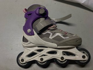 Patines en línea morados y grises