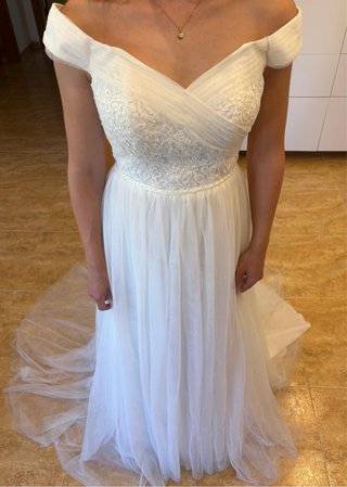 Vestido de novia blanco de tul con escote en V