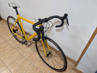 Bicicleta de carretera con grupo Sora completo
