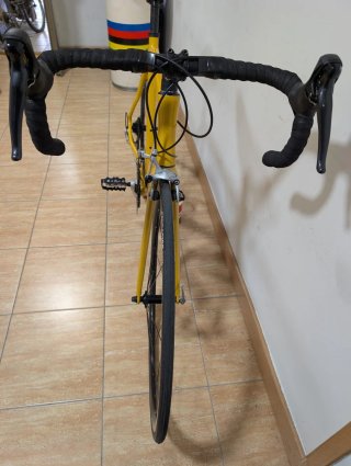 Bicicleta de carretera con grupo Sora completo