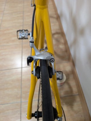 Bicicleta de carretera con grupo Sora completo