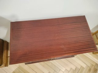 Mueble de madera con puertas