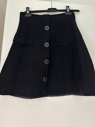 Minifalda negra con botones decorativos