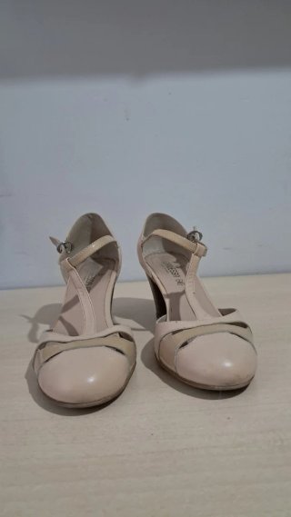Elegantes Tacones Beige con Diseño Tira T