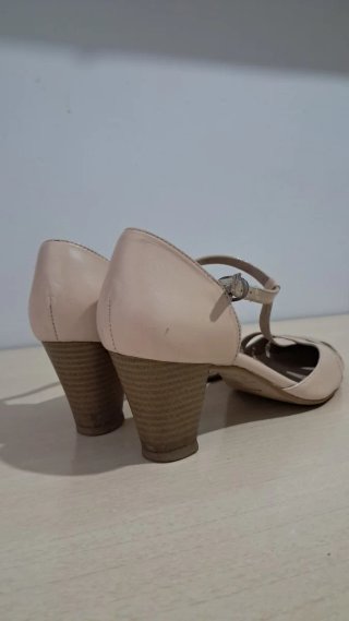 Elegantes Tacones Beige con Diseño Tira T