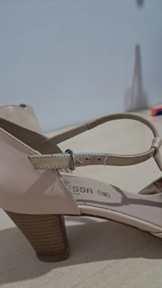 Elegantes Tacones Beige con Diseño Tira T