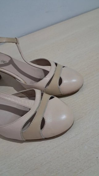 Elegantes Tacones Beige con Diseño Tira T