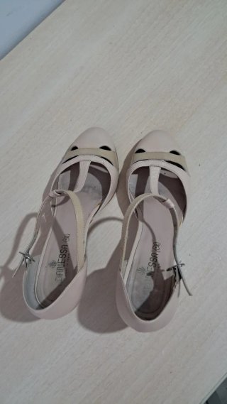 Elegantes Tacones Beige con Diseño Tira T