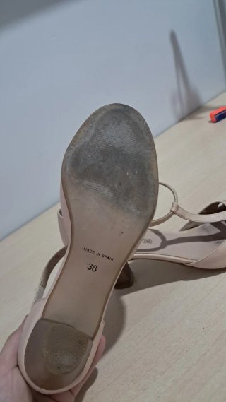 Elegantes Tacones Beige con Diseño Tira T