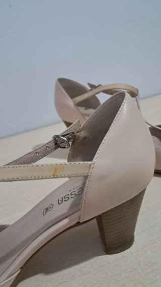 Elegantes Tacones Beige con Diseño Tira T