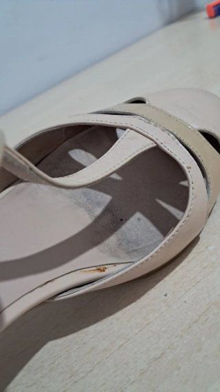 Elegantes Tacones Beige con Diseño Tira T