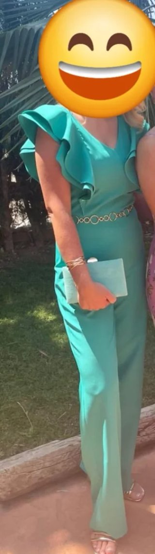 Mono de fiesta verde con detalles dorados
