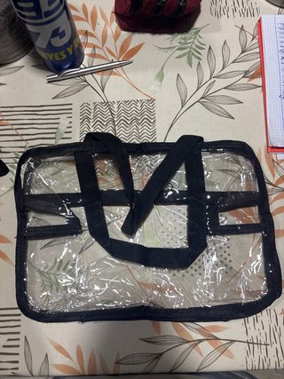 Bolso transparente con asas negras