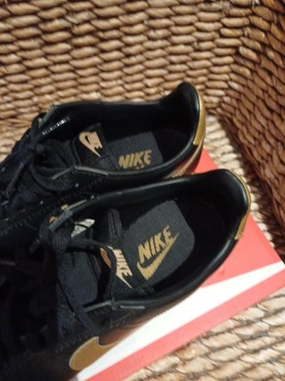 Nike Cortez Mujer Negro y Dorado