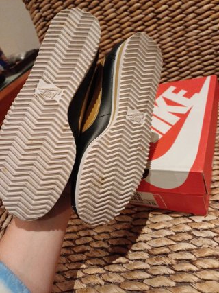 Nike Cortez Mujer Negro y Dorado