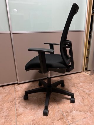 Silla de oficina ergonómica negra