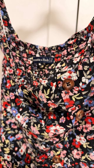 Mono floral negro con botones