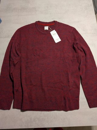 Jersey rojo de cuello redondo.