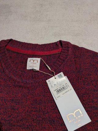 Jersey rojo de cuello redondo.