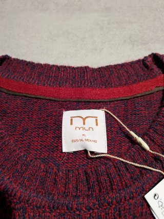 Jersey rojo de cuello redondo.